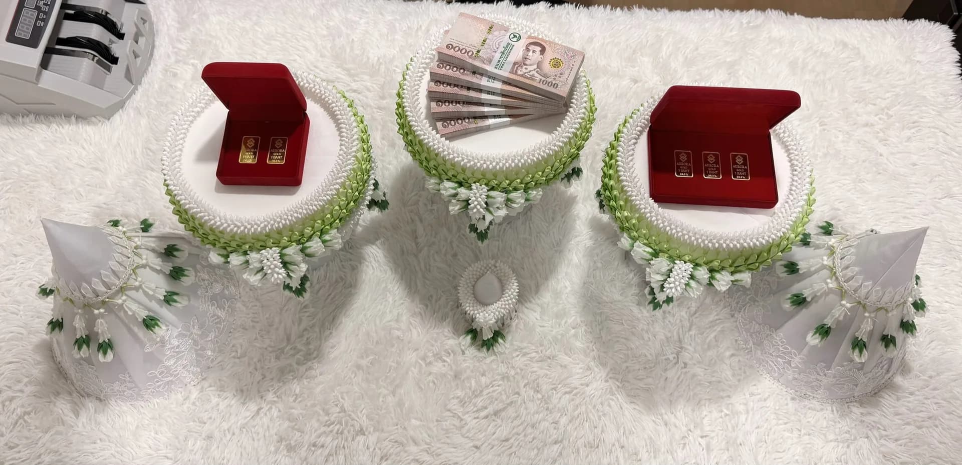 ชุดพานสินสอดดอกไม้สีขาว พร้อมเงินสดและทองคำจาก ANP Wedding Gold