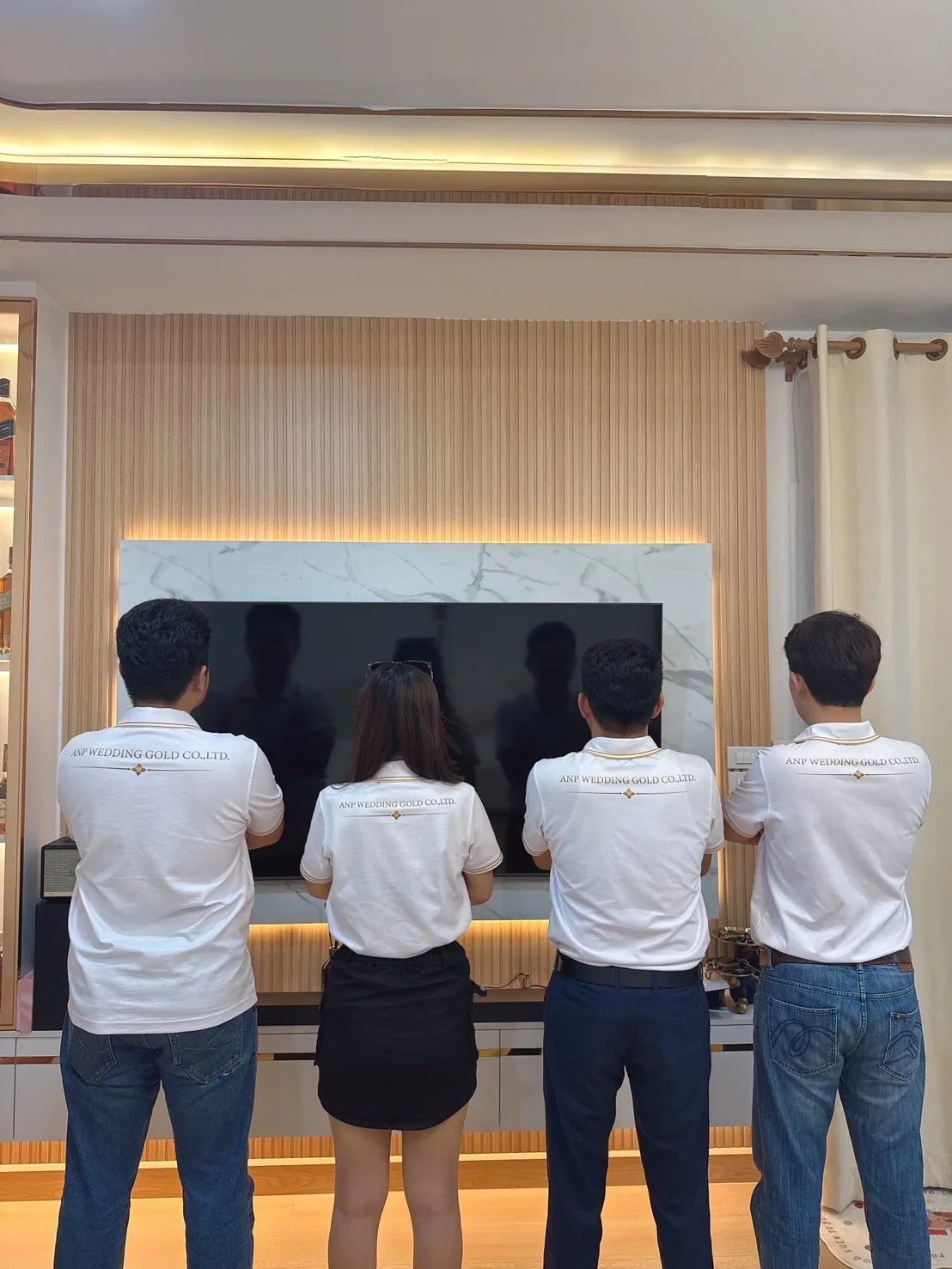 ทีมงาน ANP Wedding Gold สี่คนในเสื้อบริษัท มุมมองด้านหลัง